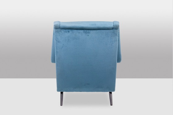 Image 1 of Blauw fluwelen fauteuil met beukenhouten poten. Circa 1950.