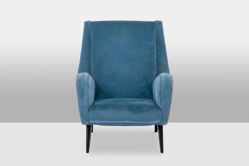 Blauw fluwelen fauteuil met beukenhouten poten. Circa 1950.