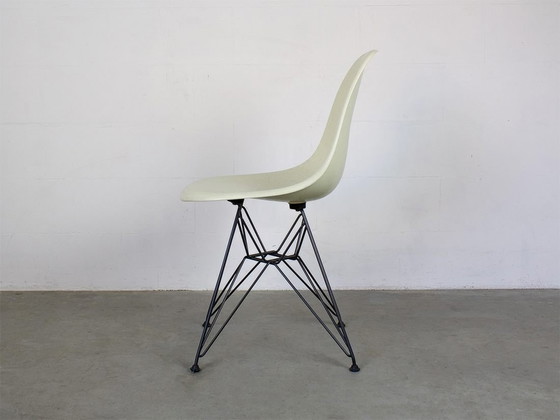 Image 1 of Vitra Originele Dsr In Parchment Glasfiber Design Charles Eames