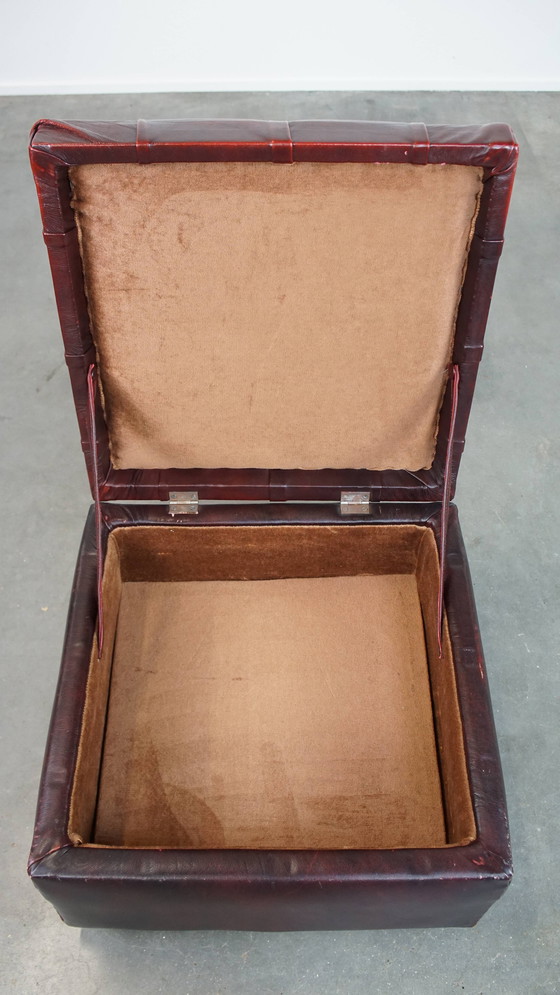 Image 1 of Rode Rundleren Vierkante Chesterfield Hocker