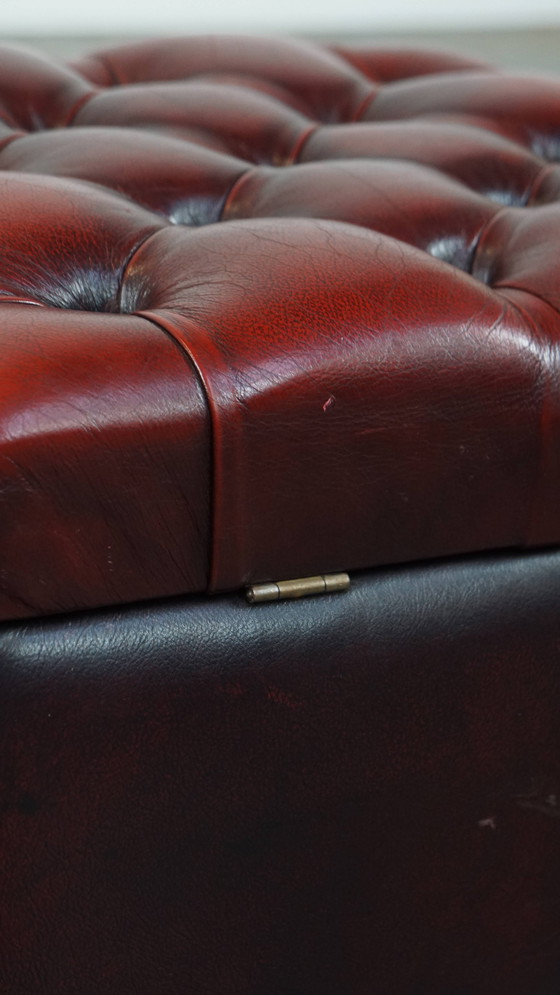 Image 1 of Rode Rundleren Vierkante Chesterfield Hocker