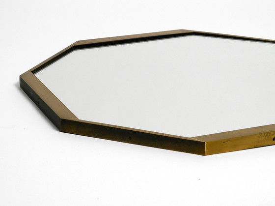 Image 1 of Grote Italiaanse Mid Century Moderne Octagonale Messing Wandspiegel Met Een Licht Mooi Patina