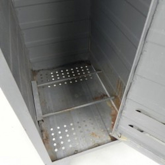 Image 1 of Industriële stalen locker met 3 deuren