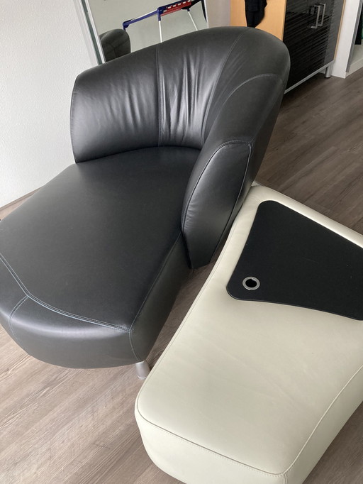 2Chaise Longues Plus Bijzettafel  Van Leolux