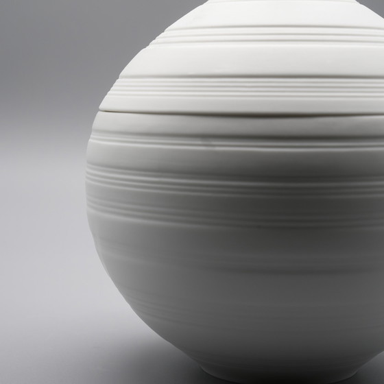 Image 1 of Zeldzame Hutschenreuther Hans Achtziger Design Reliëf Bisque porseleinen bol deksel doos