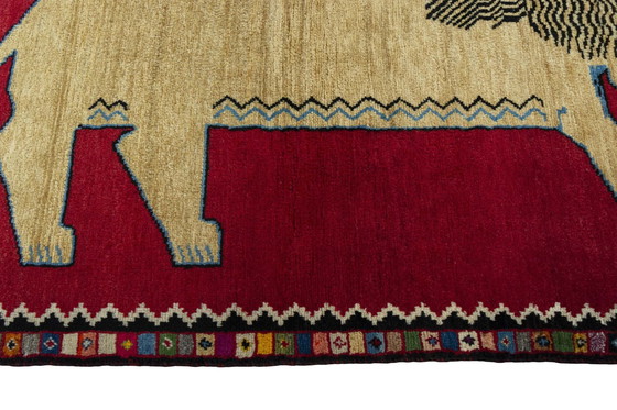 Image 1 of Handgeknoopte Gabbeh met leeuwenmotief - 178 X 109 cm