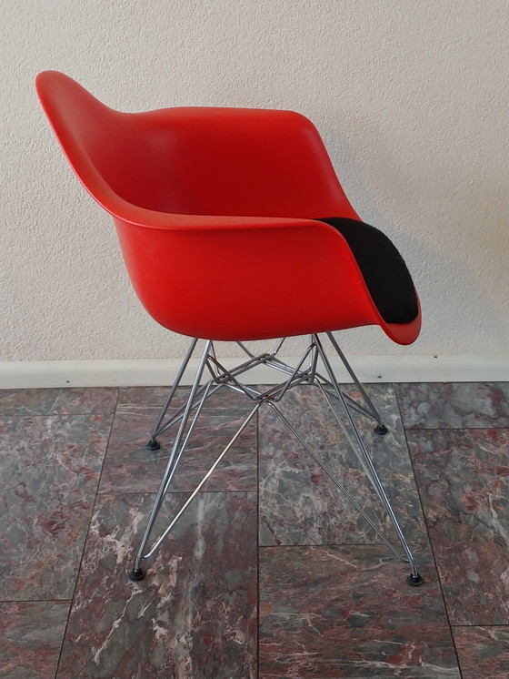 Image 1 of 2 x Vitra Eames kunststof fauteuil DAR