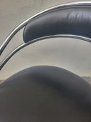 Space age stoelen metaal en skai leer