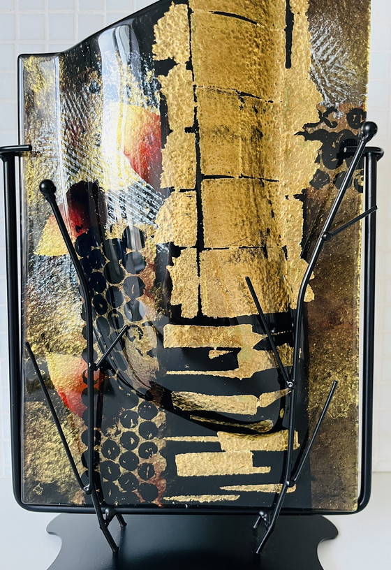 Image 1 of Italiaanse Vaas Glas Kunstwerk Ontwerp Op Metalen Voet Kleuren Zwart Goud Kunst