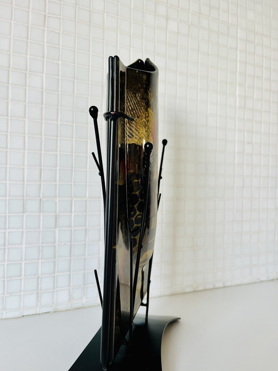 Image 1 of Italiaanse Vaas Glas Kunstwerk Ontwerp Op Metalen Voet Kleuren Zwart Goud Kunst