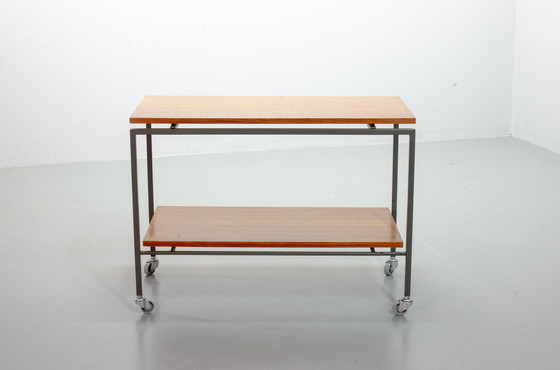 Image 1 of Minimalistische Stiemsma Mobiele Bijzettafel / Trolley met twee Teak lagen op een zwart stalen frame. Nederland