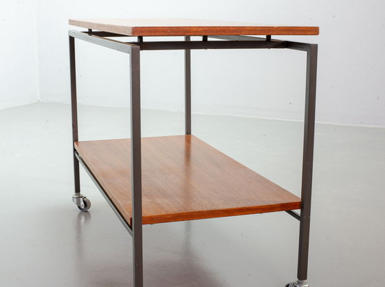 Image 1 of Minimalistische Stiemsma Mobiele Bijzettafel / Trolley met twee Teak lagen op een zwart stalen frame. Nederland