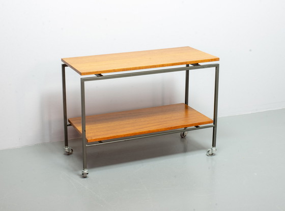 Image 1 of Minimalistische Stiemsma Mobiele Bijzettafel / Trolley met twee Teak lagen op een zwart stalen frame. Nederland