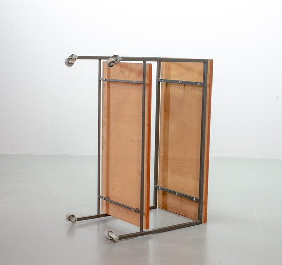 Image 1 of Minimalistische Stiemsma Mobiele Bijzettafel / Trolley met twee Teak lagen op een zwart stalen frame. Nederland