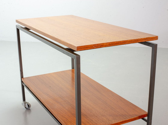 Image 1 of Minimalistische Stiemsma Mobiele Bijzettafel / Trolley met twee Teak lagen op een zwart stalen frame. Nederland