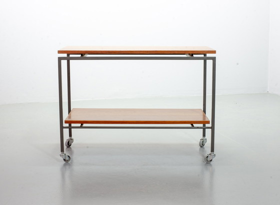 Image 1 of Minimalistische Stiemsma Mobiele Bijzettafel / Trolley met twee Teak lagen op een zwart stalen frame. Nederland