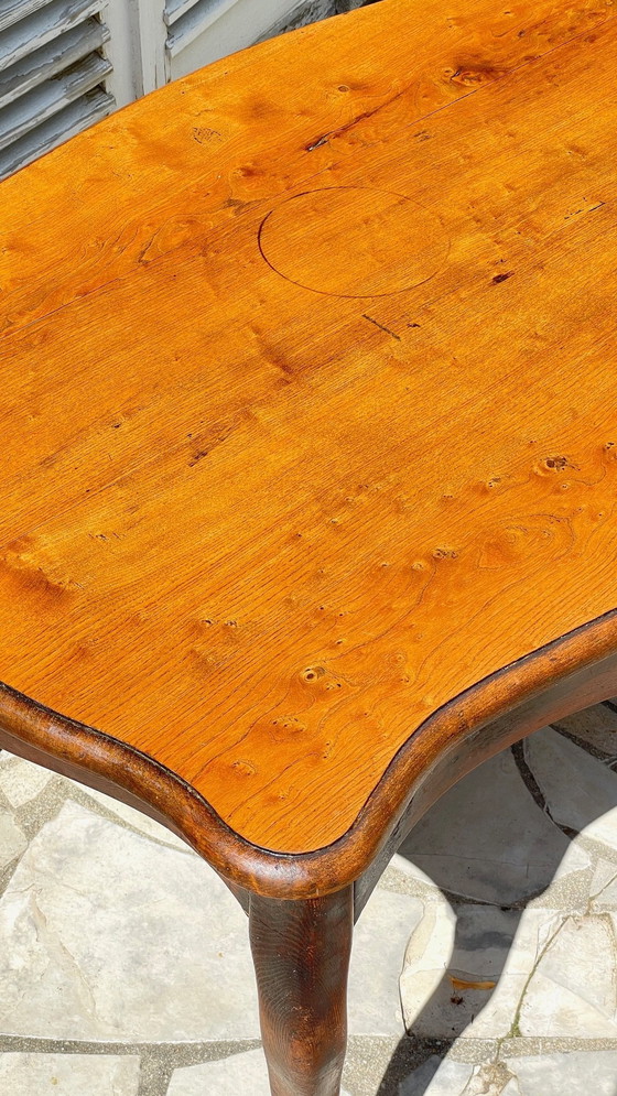 Image 1 of Massief houten tafel met gebogen poten Frankrijk