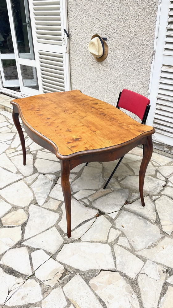 Image 1 of Massief houten tafel met gebogen poten Frankrijk