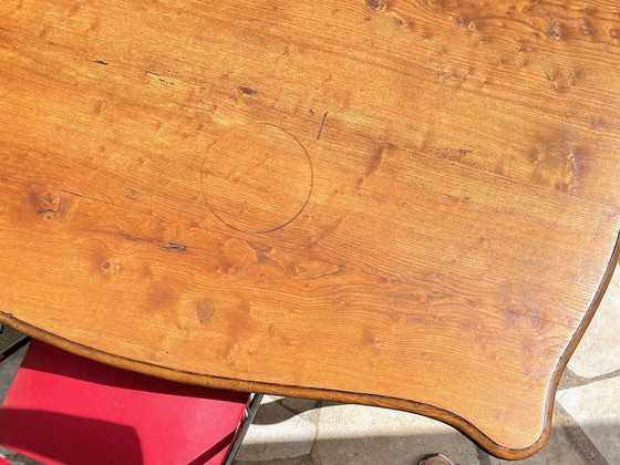 Image 1 of Massief houten tafel met gebogen poten Frankrijk