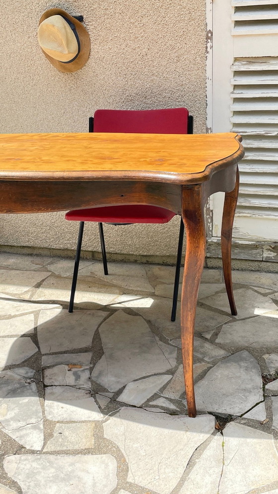 Image 1 of Massief houten tafel met gebogen poten Frankrijk