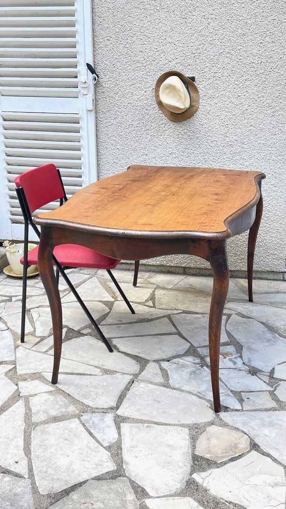 Image 1 of Massief houten tafel met gebogen poten Frankrijk