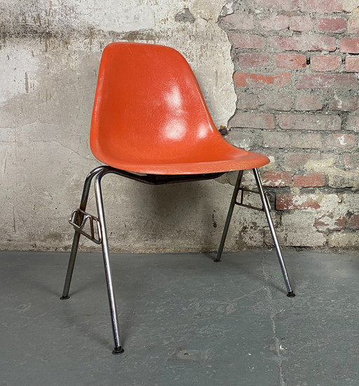 Herman Miller DSS glasvezel stoel van Charles & Ray Eames