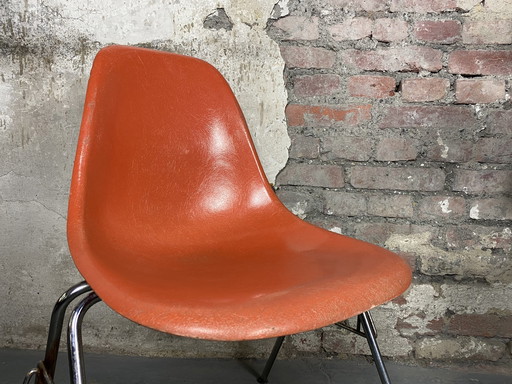 Herman Miller DSS glasvezel stoel van Charles & Ray Eames