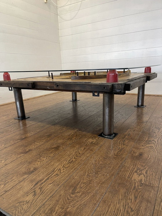 Image 1 of unieke industriÃ«le tafel uit houten mal met negatief treinwiel