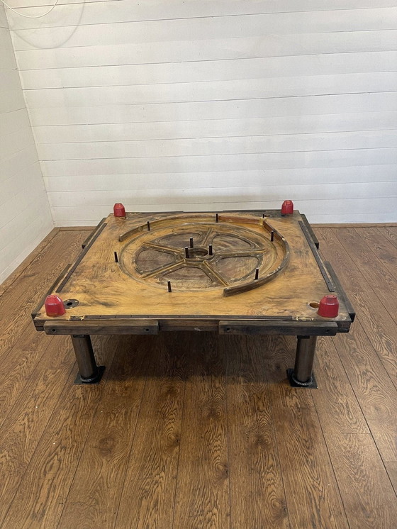 Image 1 of unieke industriÃ«le tafel uit houten mal met negatief treinwiel