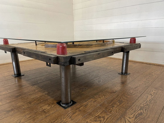 Image 1 of unieke industriÃ«le tafel uit houten mal met negatief treinwiel