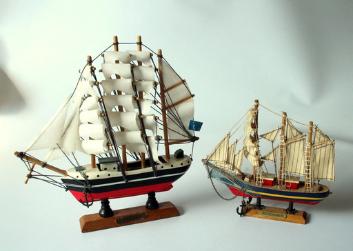 2 miniatuur zeilschepen, handgemaakt van hout, verzamelobjecten, vintage