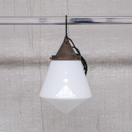 Mid-eeuwse opaline conische hanglamp, Frankrijk 1950