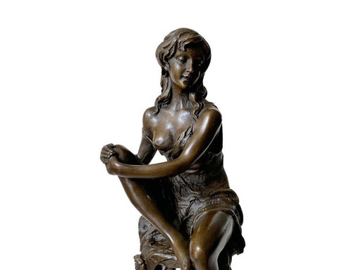 Elegant Bronzen Beeld Van Zittende Vrouw 