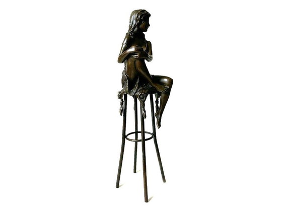 Image 1 of Elegant Bronzen Beeld Van Zittende Vrouw 