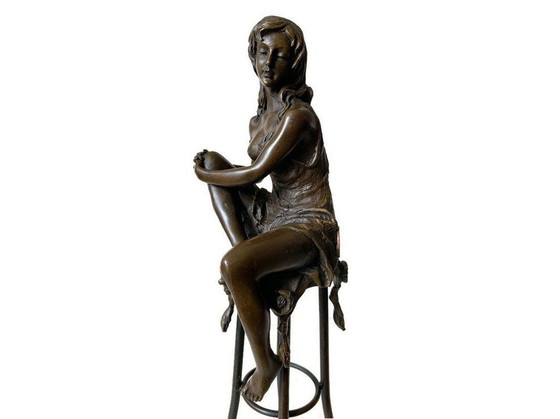 Image 1 of Elegant Bronzen Beeld Van Zittende Vrouw 