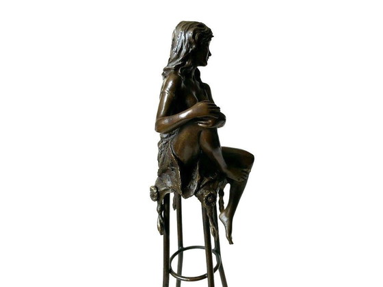 Image 1 of Elegant Bronzen Beeld Van Zittende Vrouw 