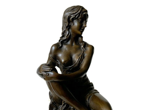 Elegant Bronzen Beeld Van Zittende Vrouw 