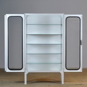 Gerestaureerd oud medisch kabinet van ijzer en glas, jaren 1970