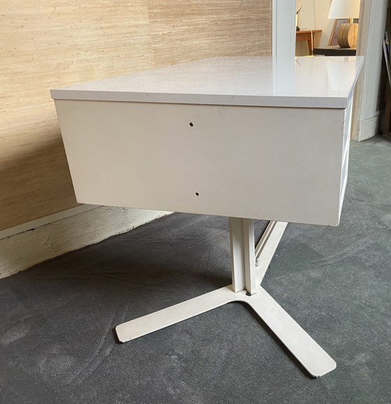 Image 1 of Wit Melamine Bureau Gepubliceerd door Roche&Bobois