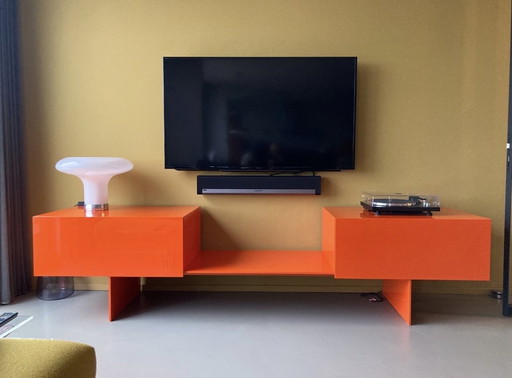 Cappellini Kast Met Twee Goten Laden En Middenstuk 