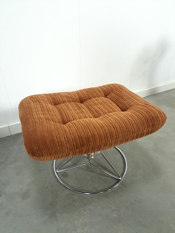 Image 1 of Draaifauteuil Met Bruine Ribstof En Hocker