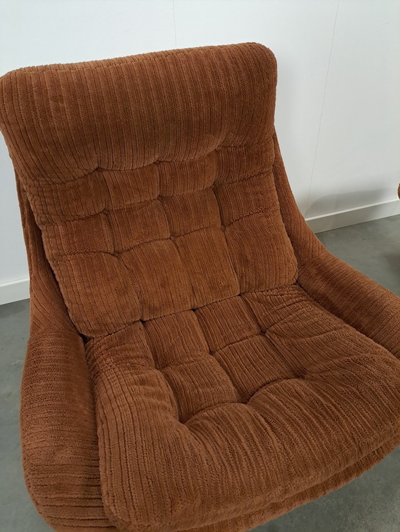 Image 1 of Draaifauteuil Met Bruine Ribstof En Hocker