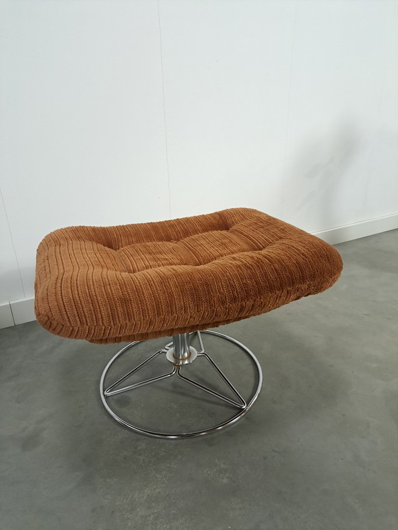 Image 1 of Draaifauteuil Met Bruine Ribstof En Hocker