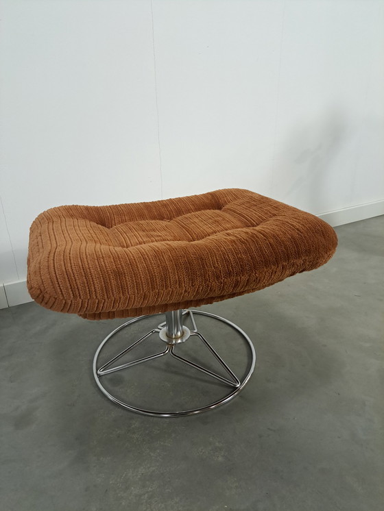 Image 1 of Draaifauteuil Met Bruine Ribstof En Hocker