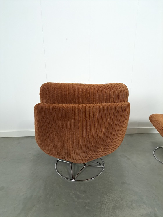 Image 1 of Draaifauteuil Met Bruine Ribstof En Hocker