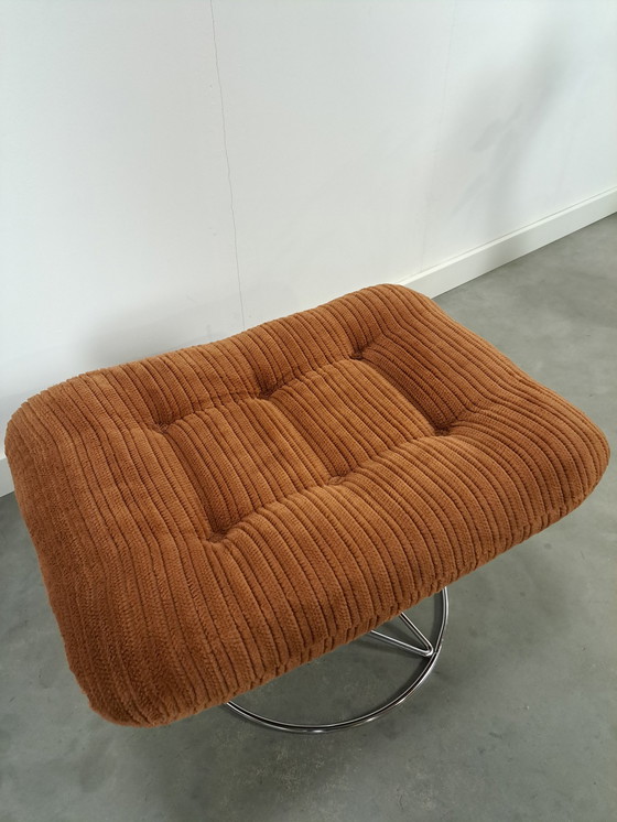 Image 1 of Draaifauteuil Met Bruine Ribstof En Hocker