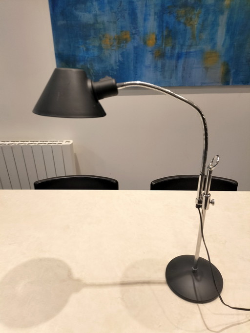 Flexibele bureaulamp in industriële stijl