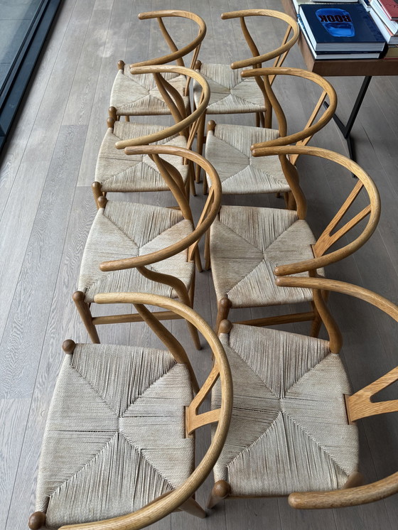 Image 1 of 8X Wishbone Chairs Ch24 & Tafel Ch338 Met Verlengstuk Ch3381 In Eik. 