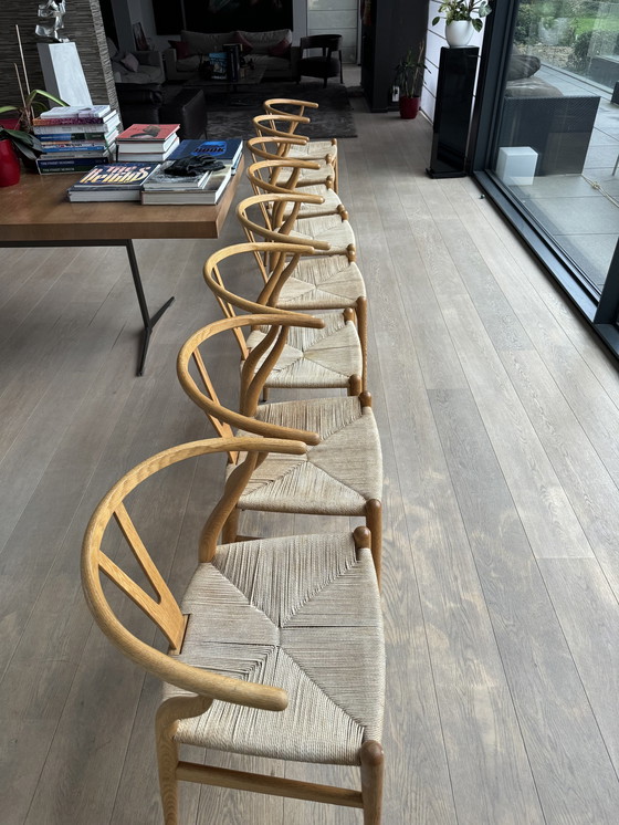 Image 1 of 8X Wishbone Chairs Ch24 & Tafel Ch338 Met Verlengstuk Ch3381 In Eik. 