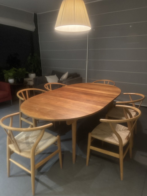 8X Wishbone Chairs Ch24 & Tafel Ch338 Met Verlengstuk Ch3381 In Eik. 